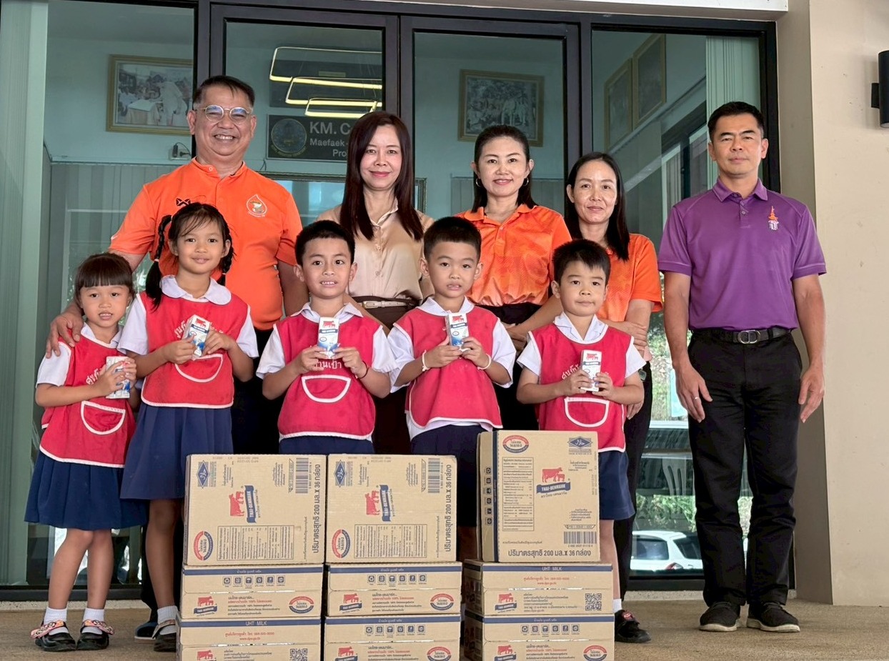 โครงการส่งน้ำและบำรุงรักษาแม่แฝก-แม่งัดสมบูรณ์ชล  “ปันน้ำใจ” ส่งมอบนมกล่อง ยู.เอช.ที ให้แก่เด็กนักเรียนโรงเรียนบ้านเป้าวิทยาคาร และศูนย์พัฒนาเด็กปฐมวัยทีปังกรการุณยมิตร 