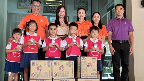 โครงการส่งน้ำและบำรุงรักษาแม่แฝก-แม่งัดสมบูรณ์ชล  “ปันน้ำใจ” ส่งมอบนมกล่อง ยู.เอช.ที ให้แก่เด็กนักเรียนโรงเรียนบ้านเป้าวิทยาคาร และศูนย์พัฒนาเด็กปฐมวัยทีปังกรการุณยมิตร 