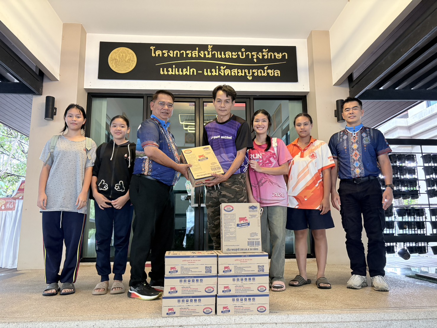 โครงการส่งน้ำและบำรุงรักษาแม่แฝก-แม่งัดสมบูรณ์ชล  “ปันน้ำใจ” ส่งมอบนมกล่อง ยู.เอช.ที ให้แก่เยาวชนชุมชนบ้านดง อำเภอแม่แตง จังหวัดเชียงใหม่