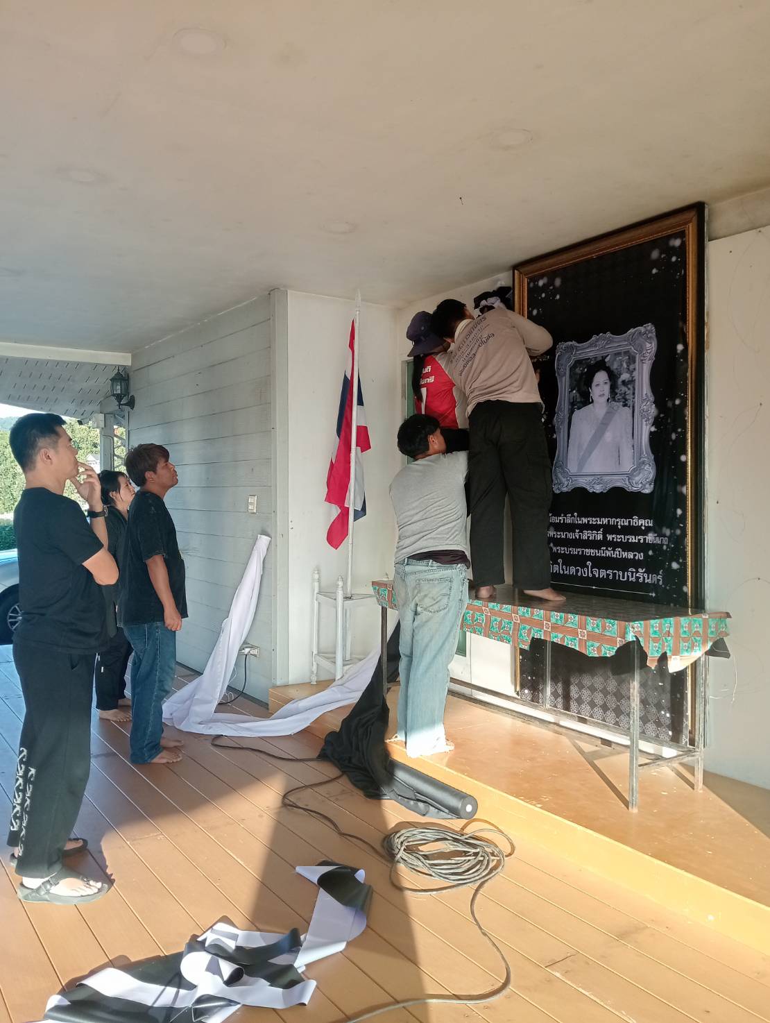 โครงการส่งน้ำและบำรุงรักษาแม่แฝก-แม่งัดสมบูรณ์ชล ร่วมแรงร่วมใจจัดเตรียมและตกแต่งสถานที่  แสดงความอาลัยและน้อมรำลึกในพระมหากรุณาธิคุณ สมเด็จพระนางเจ้าสิริกิติ์ พระบรมราชินีนาถ พระบรมราชชนนีพันปีหลวง