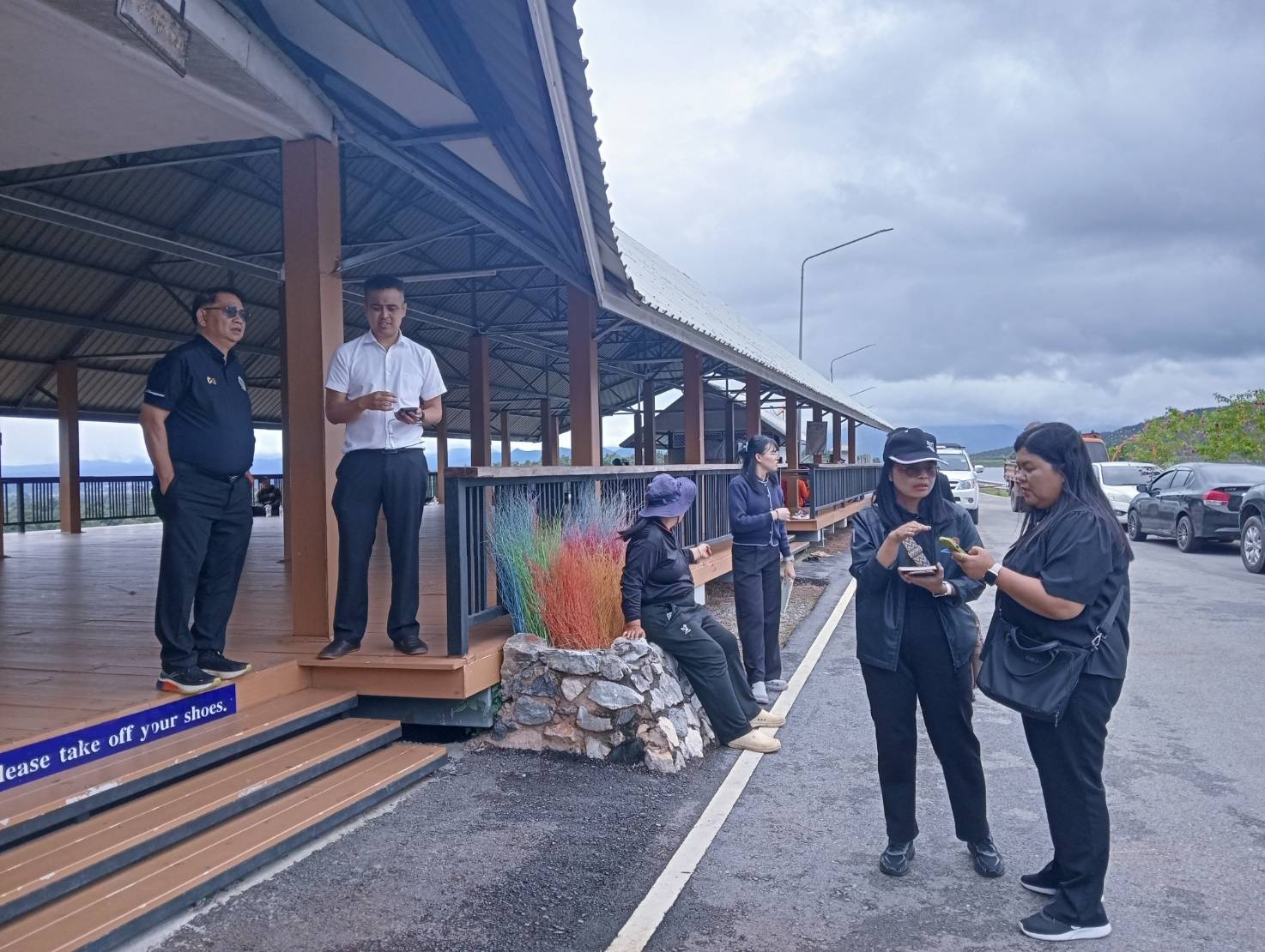 ผู้อำนวยการโครงการส่งน้ำและบำรุงรักษาแม่แฝก-แม่งัดสมบูรณ์ ติดตามความคืบหน้าการเตรียมสถานที่ รับรองนายกรัฐมนตรีและ รมว.กษ. ณ พลับพลาเขื่อนแม่งัดสมบูรณ์ชล