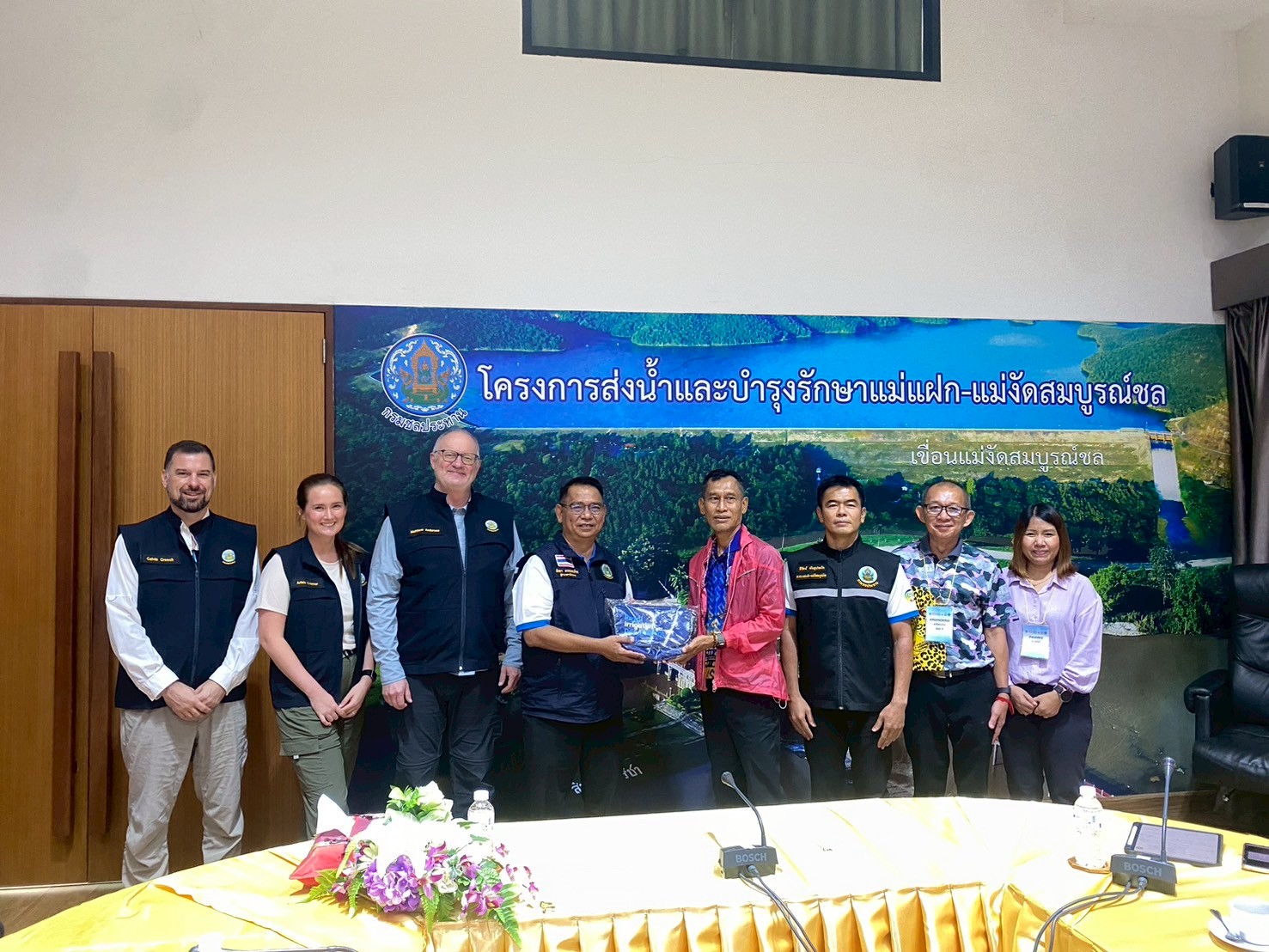 ผอ.โครงการส่งน้ำและบำรุงรักษาแม่แฝก-แม่งัดสมบูรณ์ชล ให้การต้อนรับคณะผู้แทน USACE และ USGS ภายใต้ความร่วมมือไทย-อเมริกา เพื่อแลกเปลี่ยนองค์ความรู้ด้านการจัดการตะกอนและคุณภาพน้ำ ในอ่างเก็บน้ำ ณ เขื่อนแม่งัดสมบูรณ์ชล จังหวัดเชียงใหม่ 