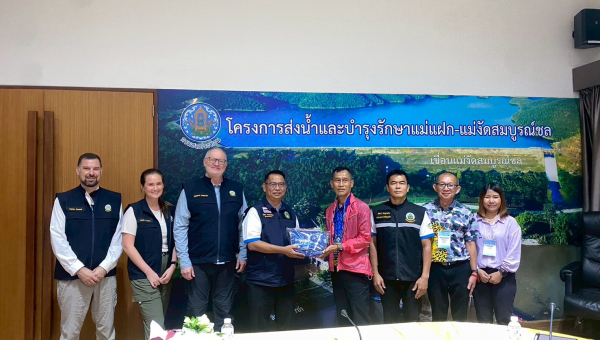 ผอ.โครงการส่งน้ำและบำรุงรักษาแม่แฝก-แม่งัดสมบูรณ์ชล ให้การต้อนรับคณะผู้แทน USACE และ USGS ภายใต้ความร่วมมือไทย-อเมริกา เพื่อแลกเปลี่ยนองค์ความรู้ด้านการจัดการตะกอนและคุณภาพน้ำ ในอ่างเก็บน้ำ ณ เขื่อนแม่งัดสมบูรณ์ชล จังหวัดเชียงใหม่ 