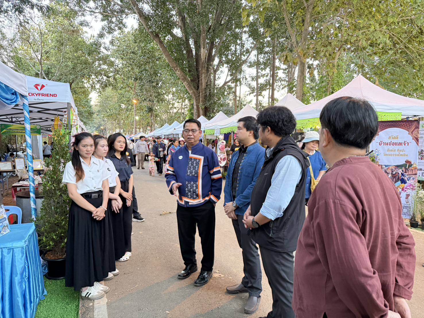 ผอ.โครงการส่งน้ำและบำรุงรักษาแม่แฝก-แม่งัดสมบูรณ์ชล ร่วมเป็นเกียรติในพิธีเปิดงาน “หนาวนี้ที่เมืองแกน 69 และชมบูธนิทรรศการของโครงการฯ ให้ความรู้หัวข้อ “การทำนาเปียกสลับแห้งแกล้งข้าว”