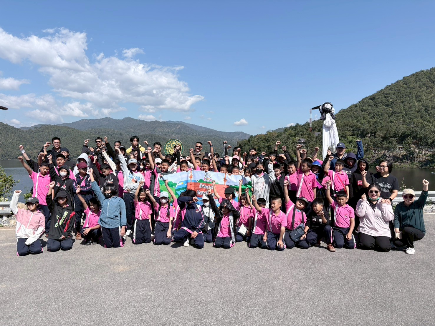 โครงการส่งน้ำและบำรุงรักษาแม่แฝก-แม่งัดสมบูรณ์ชล  ต้อนรับคณะครูและนักเรียนโรงเรียนบ้านพระนอน ทัศนศึกษาแหล่งเรียนรู้เขื่อนแม่งัดสมบูรณ์ชลและเยี่ยมชมทางเดินศึกษาข้อมูลทางชลศาสตร์ SKY WALK 